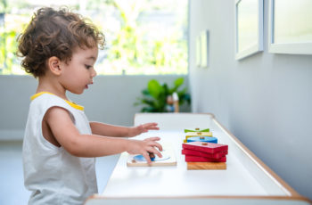 Por que o Método Montessori incentiva os materiais sensoriais?