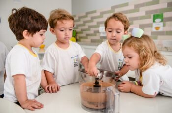 Desenvolvendo habilidades na cozinha – Vida Prática Montessori